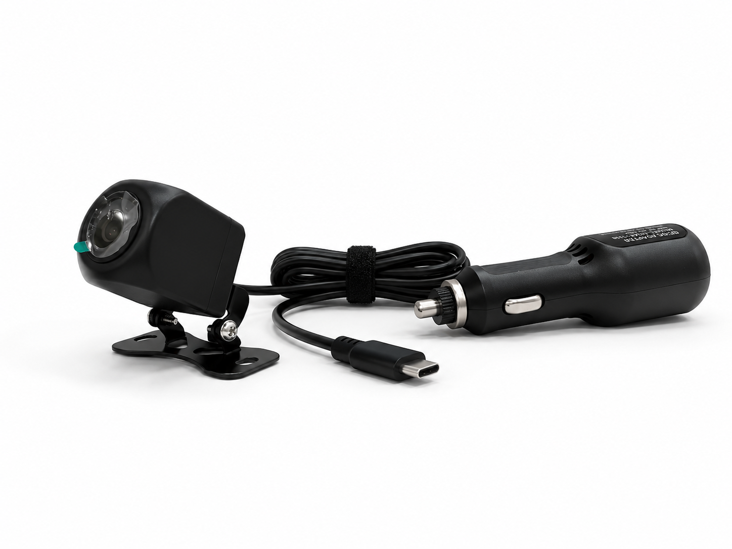 APOLLON VX5 aksesuarları: montaj aparatıyla ek kamera, araç içi şarj adaptörü ve USB-C kablo